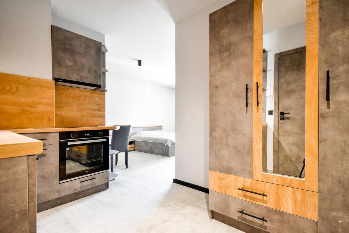 6 6 Bathrooms 2 Levels Kitchens