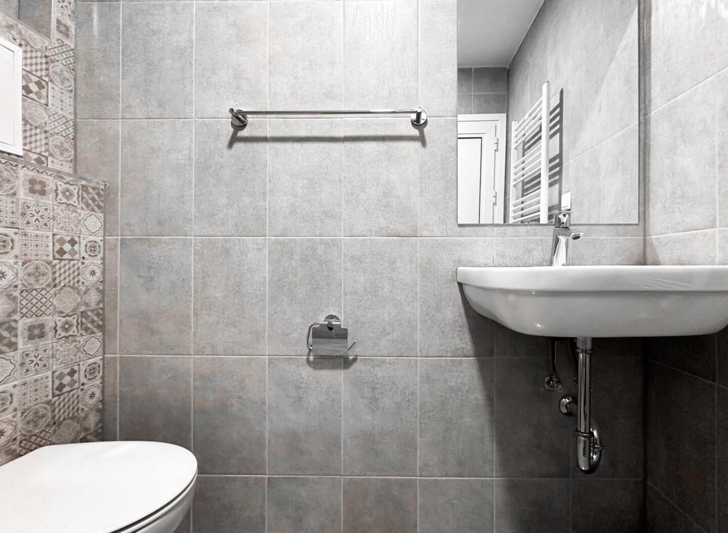 6 6 Bathrooms 2 Levels Kitchens *