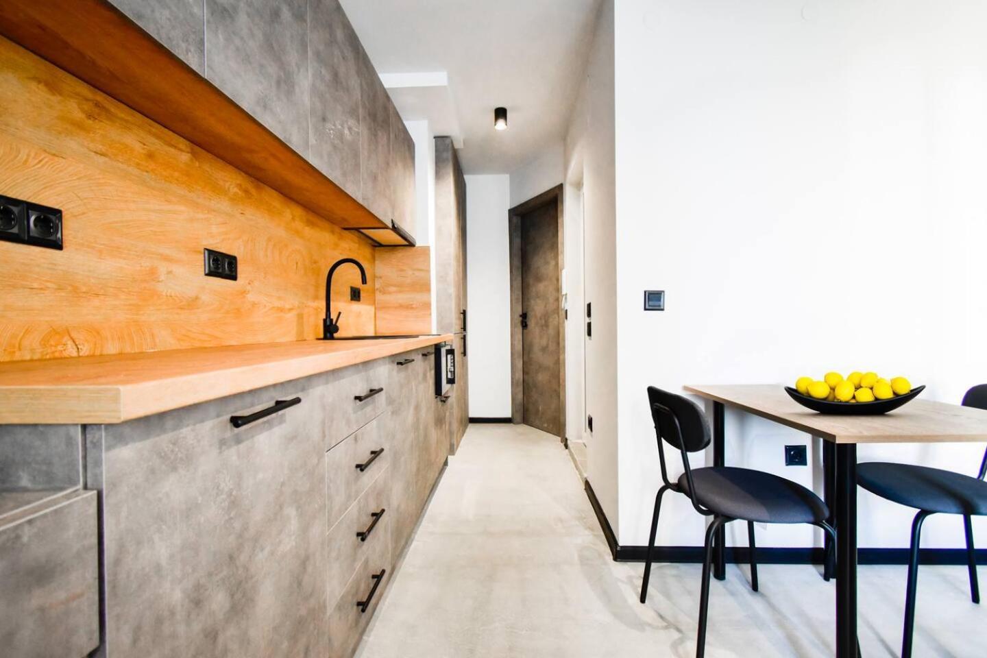 6 6 Bathrooms 2 Levels Kitchens