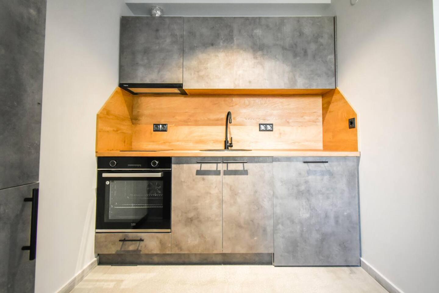 6 6 Bathrooms 2 Levels Kitchens
